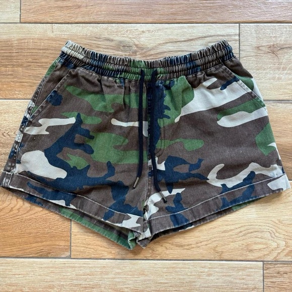 Forever 21 Camo Cargo Shorts - Picture 1 of 3
